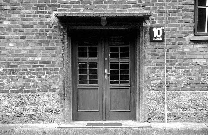 Poland photos - Auschwitz I - Door Block 10 - b&w