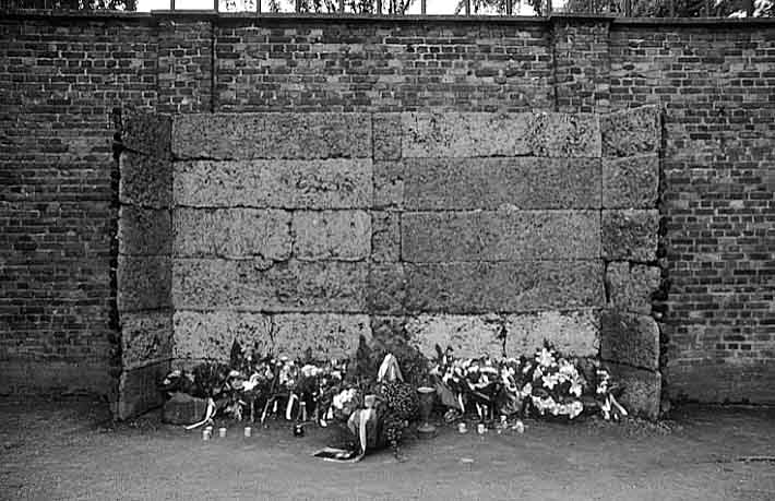 Poland photos - Auschwitz I - Black Wall - b&w