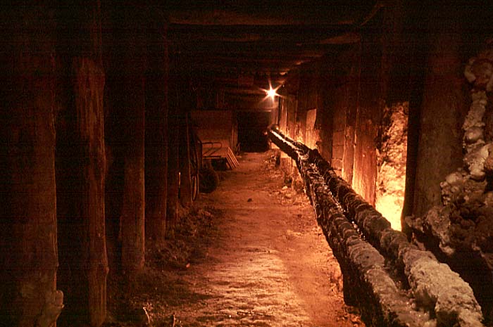 Poland photos - Wieliczka Salt Mine - Passage - color
